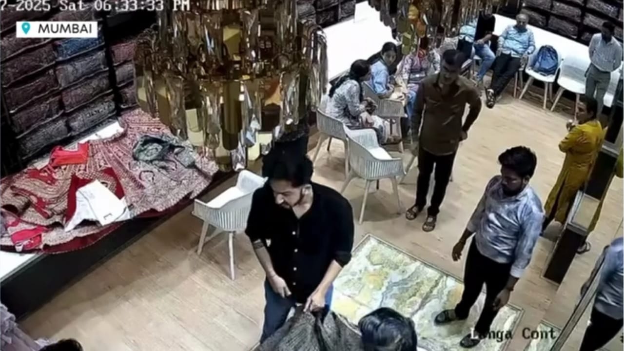 شاب يمزق فستان زفاف بسكين لسبب غريب.. فيديو