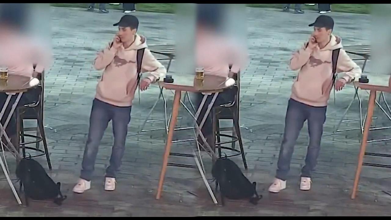 لص يتظاهر باستخدام هاتفه لتجنب لفت الانتباه ويسرق حقيبة من صاحبها باحترافية.. فيديو