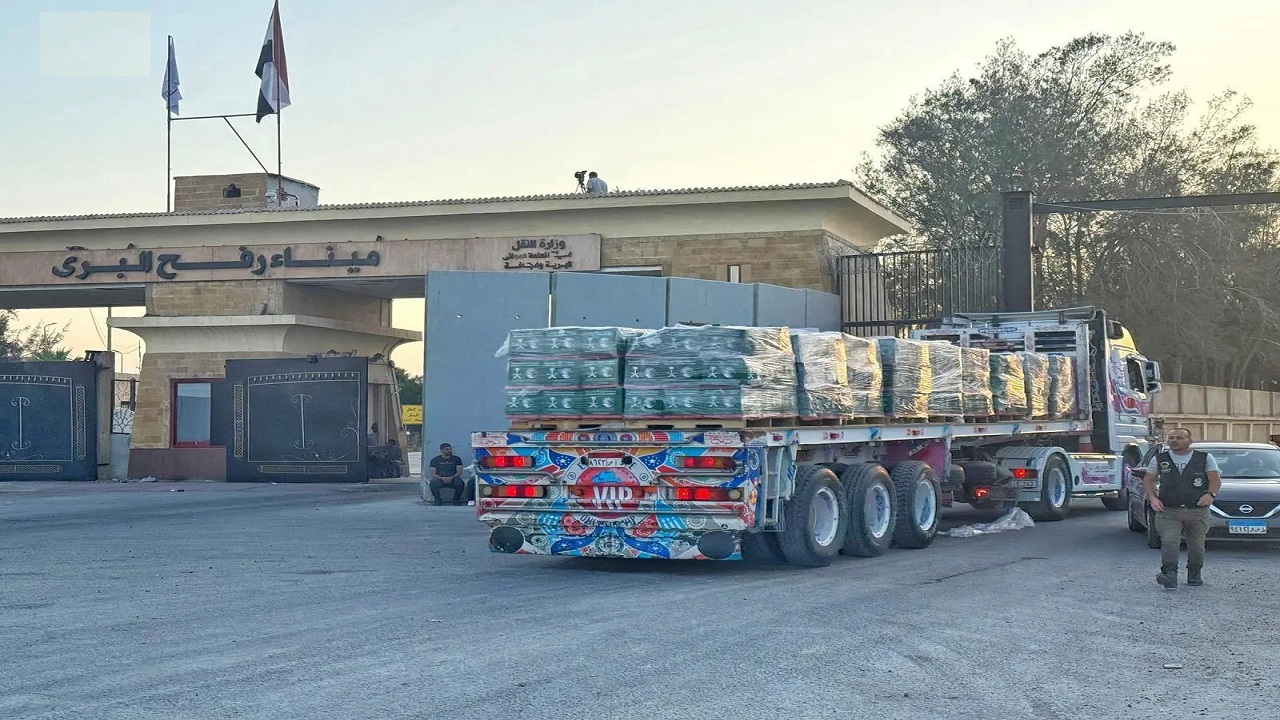 عبور 6 شاحنات إغاثية سعودية جديدة إلى قطاع غزة