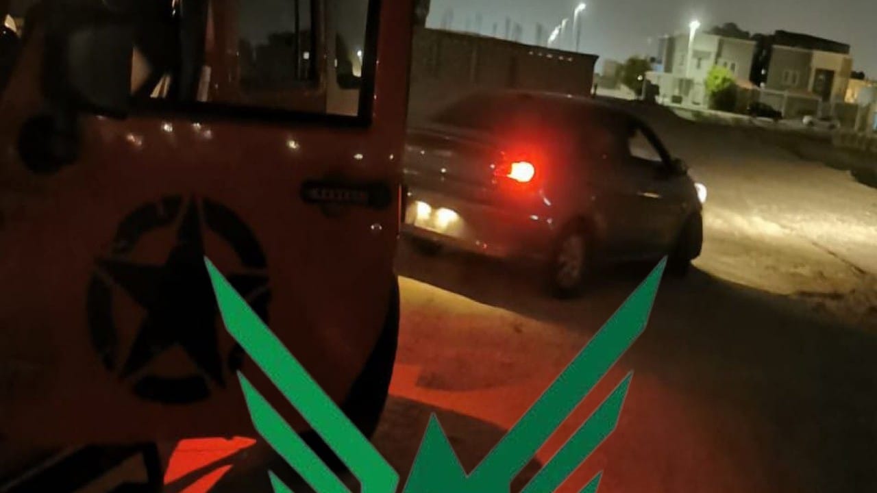 إنقاذ مركبة عالقة في الرمال بالخبر