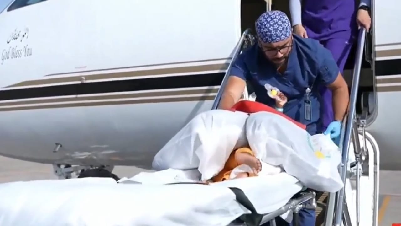 وصول التوأم السيامي الجامايكي أزاريا وأزورا إلى الرياض