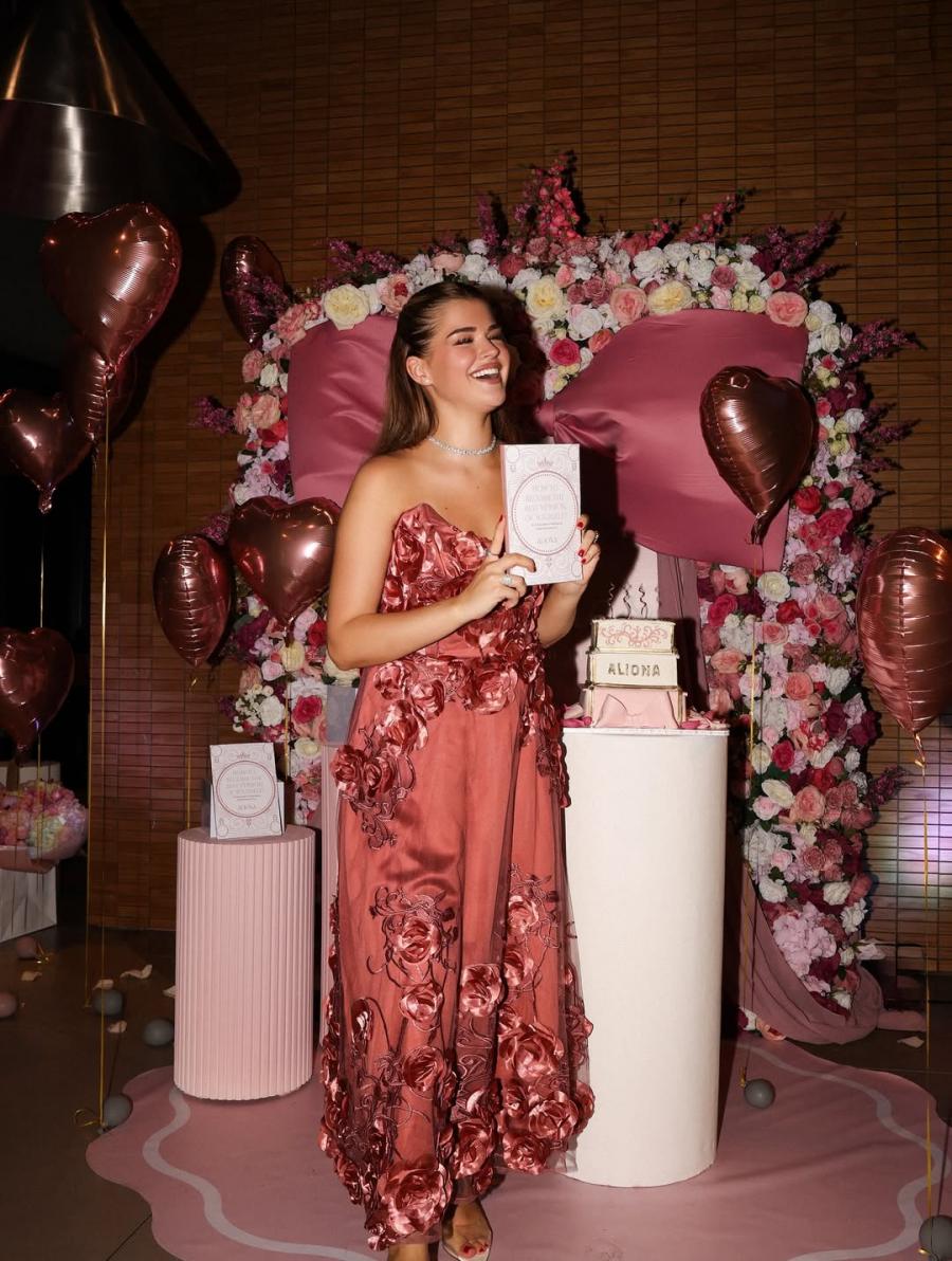 أليونا تخطف الأنظار بإطلالة أنثوية مثيرة في عيد ميلادها .. صور