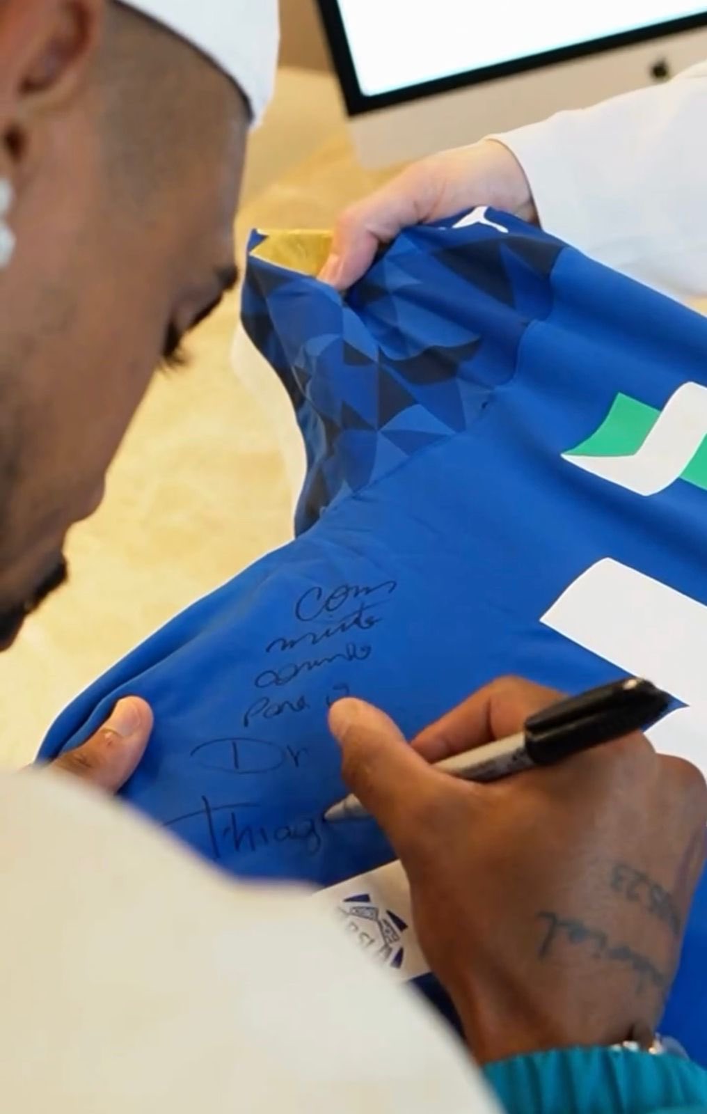 مالكوم يهدي زميله قميص الهلال بتوقيعه الشخصي