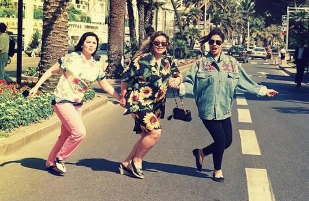 ليلى علوي تشارك صورا من شبابها: زمن جميل وبسيط