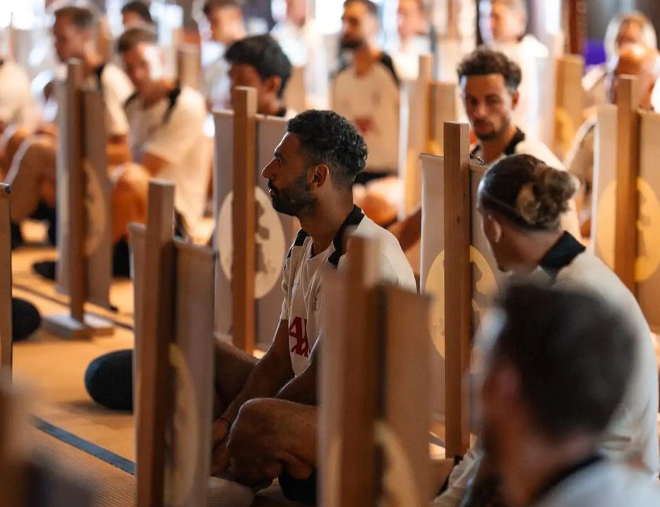 محمد صلاح يزور معبد إيكوين للحصول على جلسة تأمل.. صور