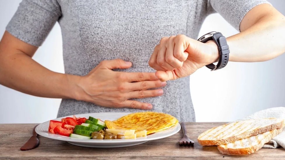 طبيب : الصيام المتقطع يخفض الإنسولين ويحرق الدهون