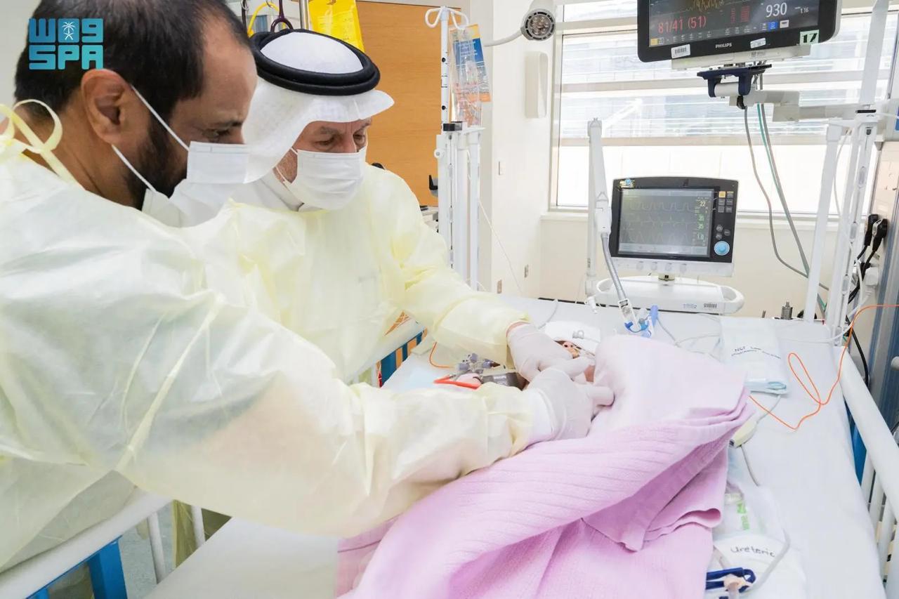 الربيعة: استقرار حالة التوأم الملتصق السعودي يارا ولارا بعد 4 أيام من العملية.. فيديو وصور