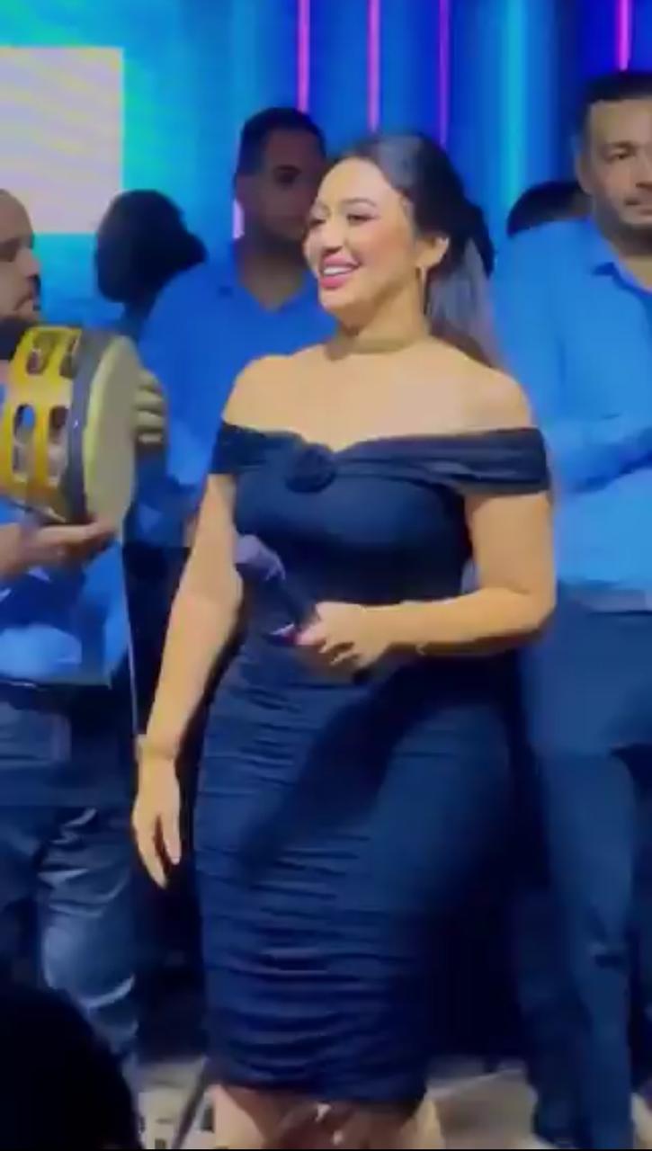 رحمة محسن تشعل المسرح بإطلالة جريئة بعد خروجها من المستشفى.. فيديو