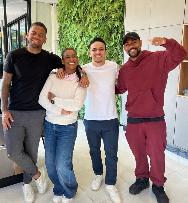 مالكوم في لقطة تذكارية مع عائلته