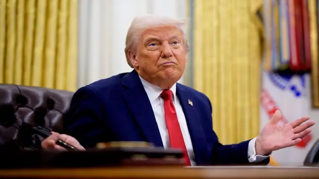 ترامب يسخر من مسؤول إيراني هدد باغتياله خلال استجمامه بحمام شمس