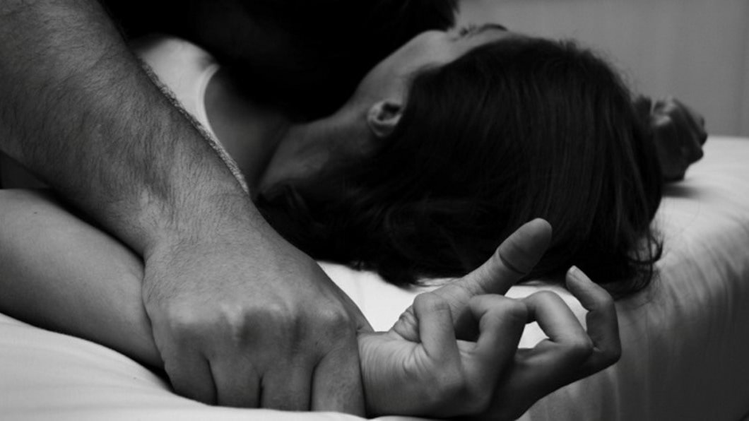 حبس عامل لاتهامه باغتصاب تيك توكر تحت تهديد السلاح