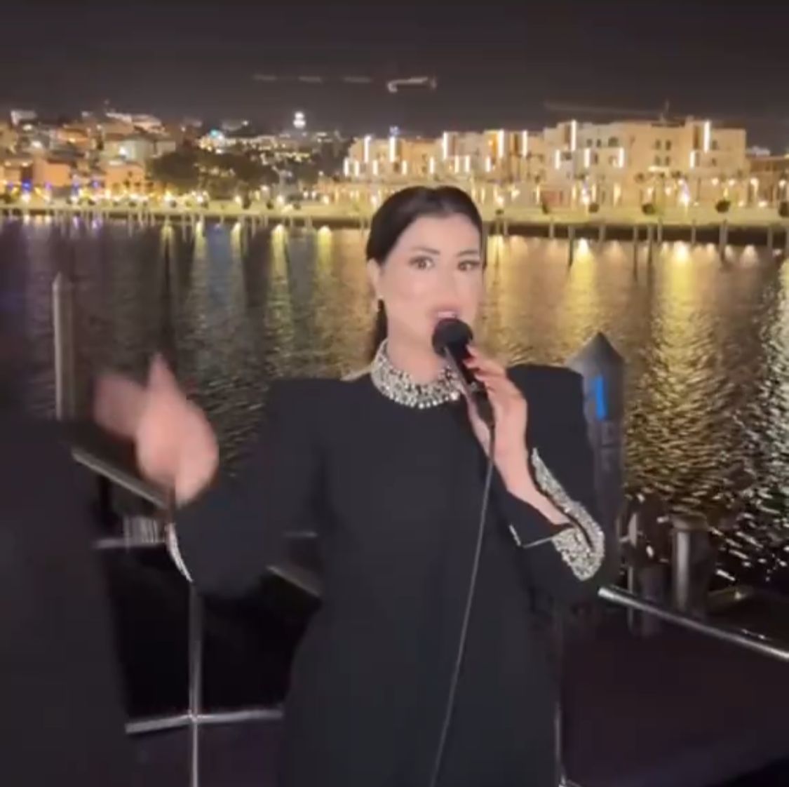 فتاة تحتفل بطلاقها الثاني وتقيم حفلا والجمهور: اكتسبت خبرة وبتطلق دورة تدريبية.. فيديو