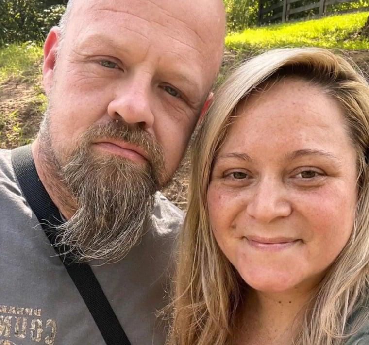 فتاة تقتل والدتها وزوجها وتسلم نفسها للشرطة