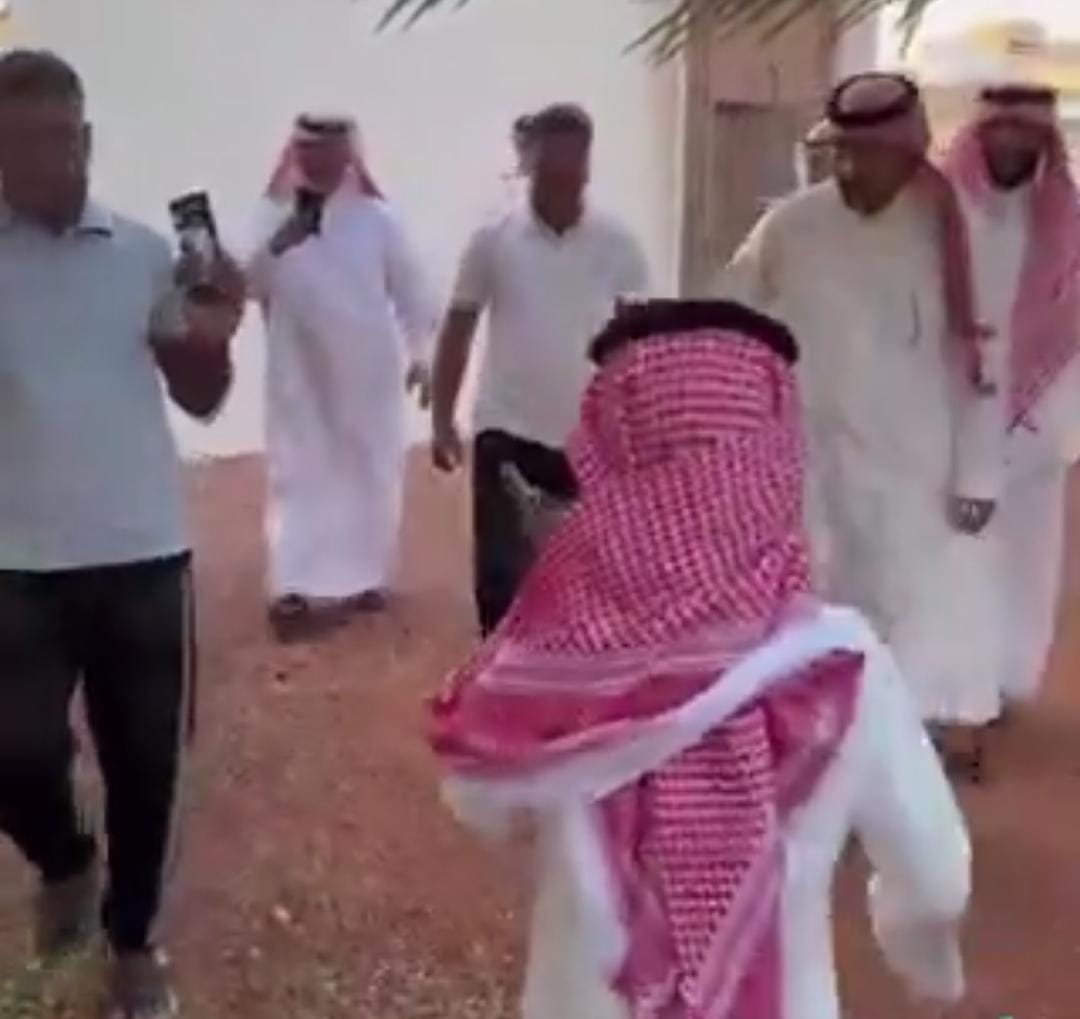 استقبال مؤثر لعائلة سعودية لعاملها العائد من السفر.. فيديو