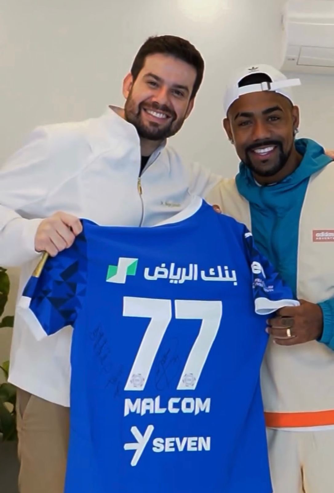 مالكوم يهدي زميله قميص الهلال بتوقيعه الشخصي