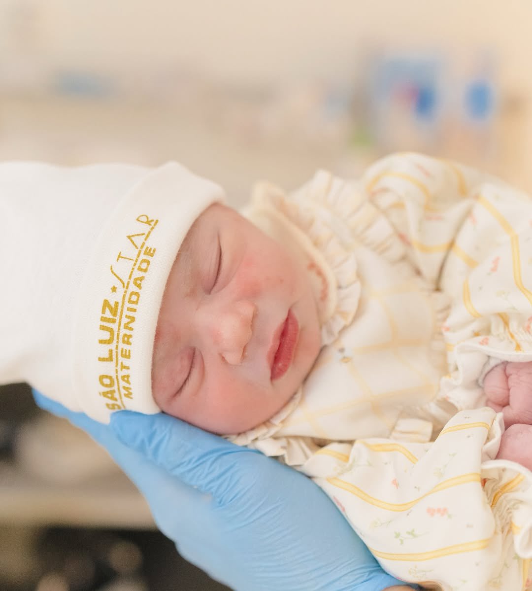 نيمار وبرونا بيانكاردي يستقبلان مولودتهما الجديدة ميل .. صور