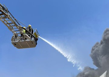 إخماد حريق في مستودع بحي السليمانية بحفر الباطن.. فيديو