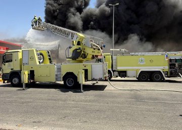 إخماد حريق في مستودع بحي السليمانية بحفر الباطن.. فيديو
