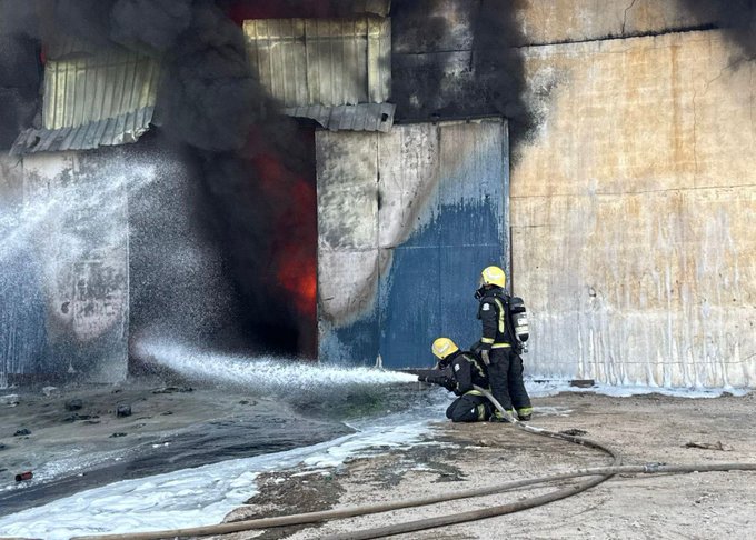 إخماد حريق في مستودع بحي السليمانية بحفر الباطن.. فيديو