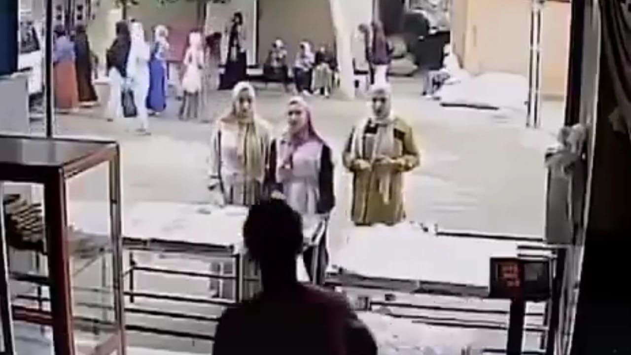 كاميرا مراقبة ترصد اللحظات الأخيرة لفتيات العنب قبل حادث التصادم المروع .. فيديو