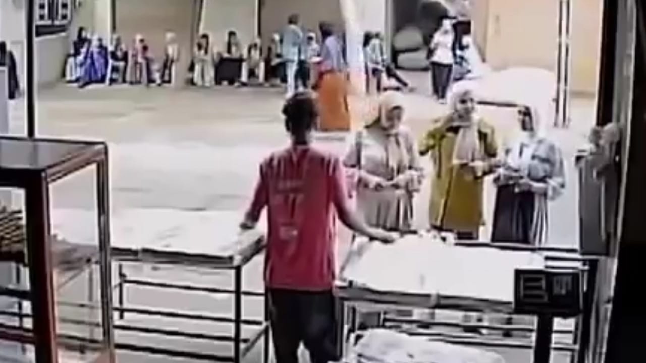 كاميرا مراقبة ترصد اللحظات الأخيرة لفتيات العنب قبل حادث التصادم المروع .. فيديو