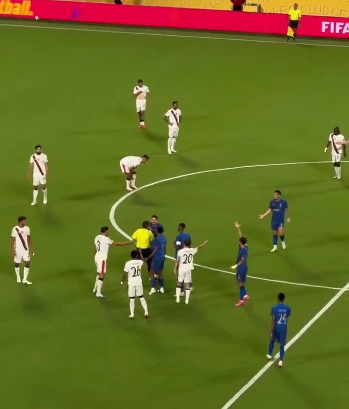 نيفيز ينفجر غضبا على الحكم بعد احتساب هدف السيتي الأول .. فيديو