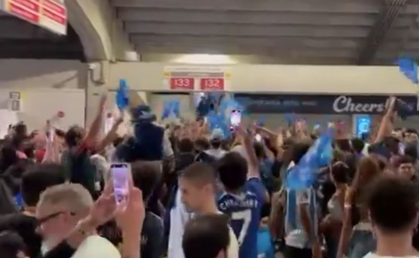 جماهير الهلال تحتفل بسفير العرب في المونديال وتزلزل أمريكا باسم الهلال .. فيديو