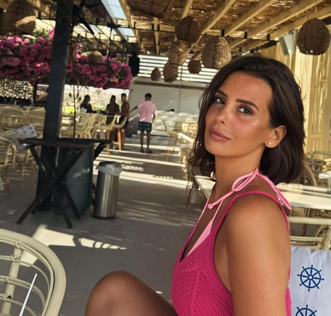 إيمان العاصي تشعل الأجواء بإطلالة صيفية جريئة وتخطف الأنظار .. صور