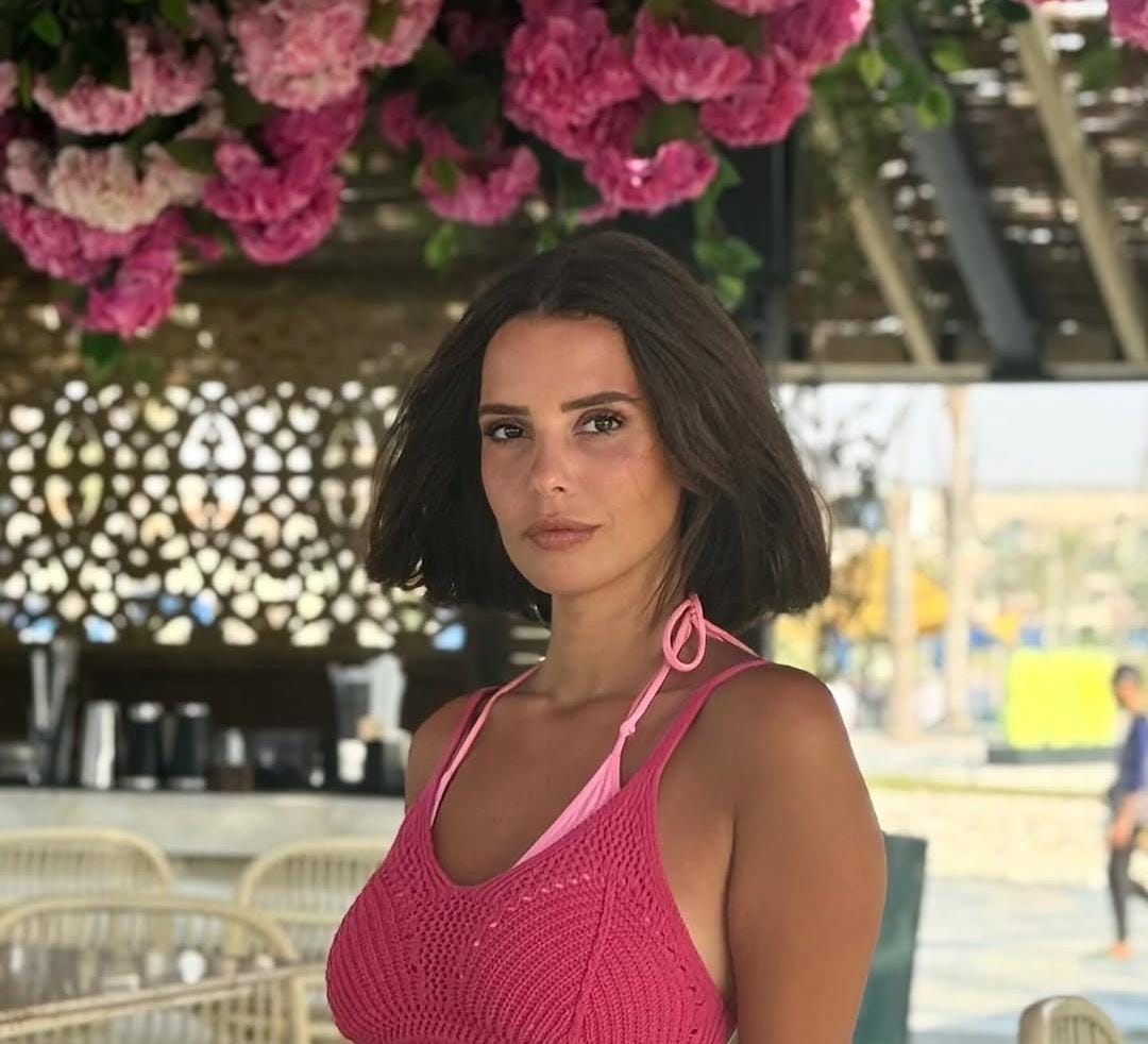 إيمان العاصي تشعل الأجواء بإطلالة صيفية جريئة وتخطف الأنظار .. صور