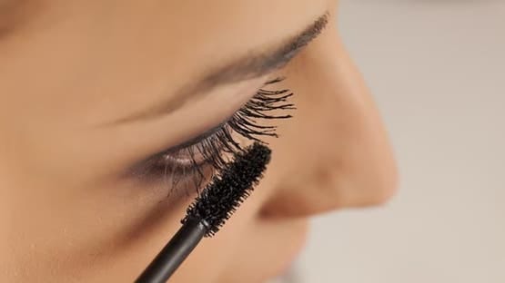 أطباء عيون يحذرون: الماسكارا المقاومة للماء خطر على عينيك