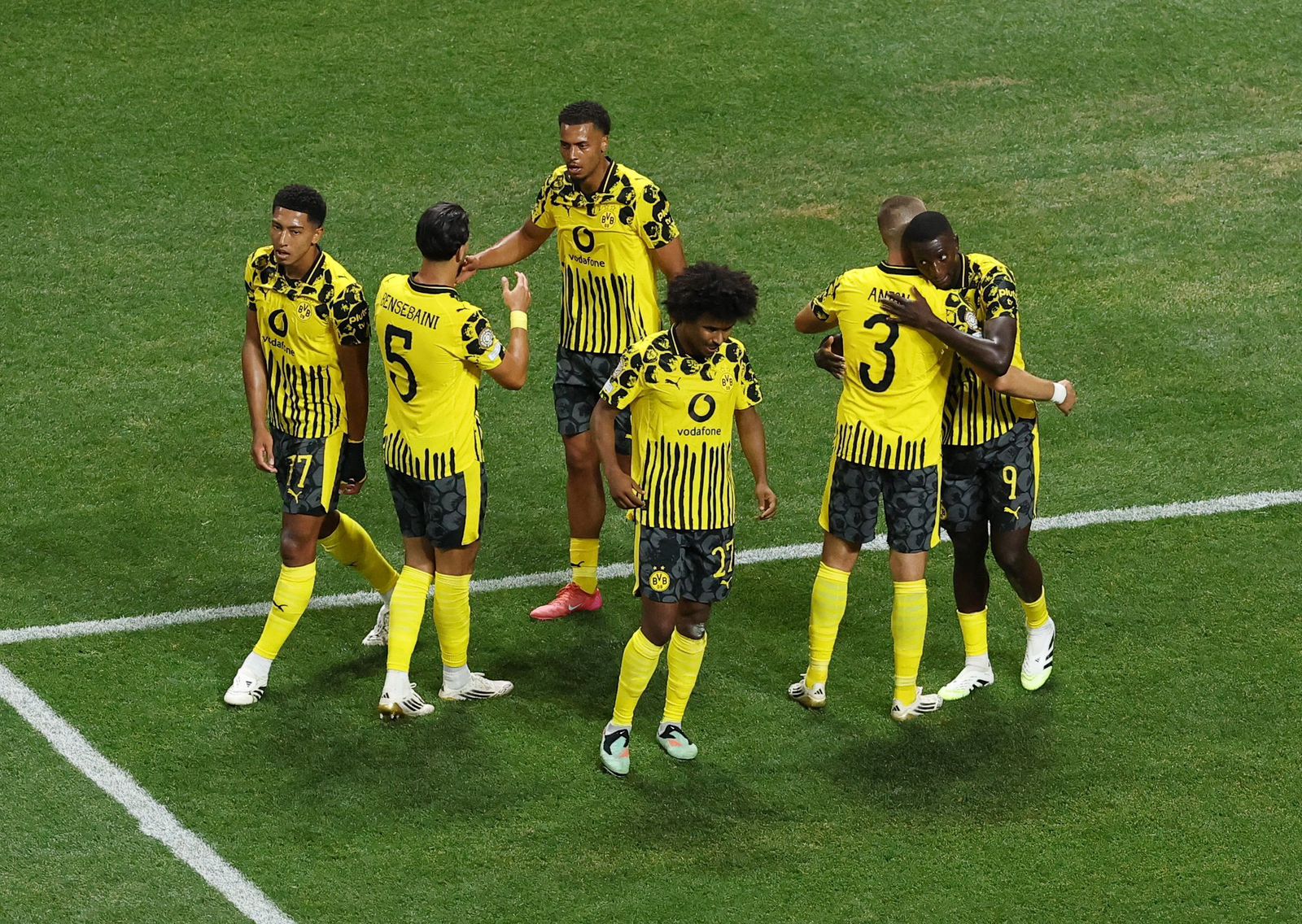 بوروسيا دورتموند ينتصر على مونتيري بثنائية ويتأهل لربع النهائي