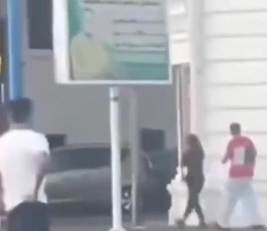 شاب يعتدي على فتاة في شوارع الإسكندرية سعيا وراء الترند .. فيديو