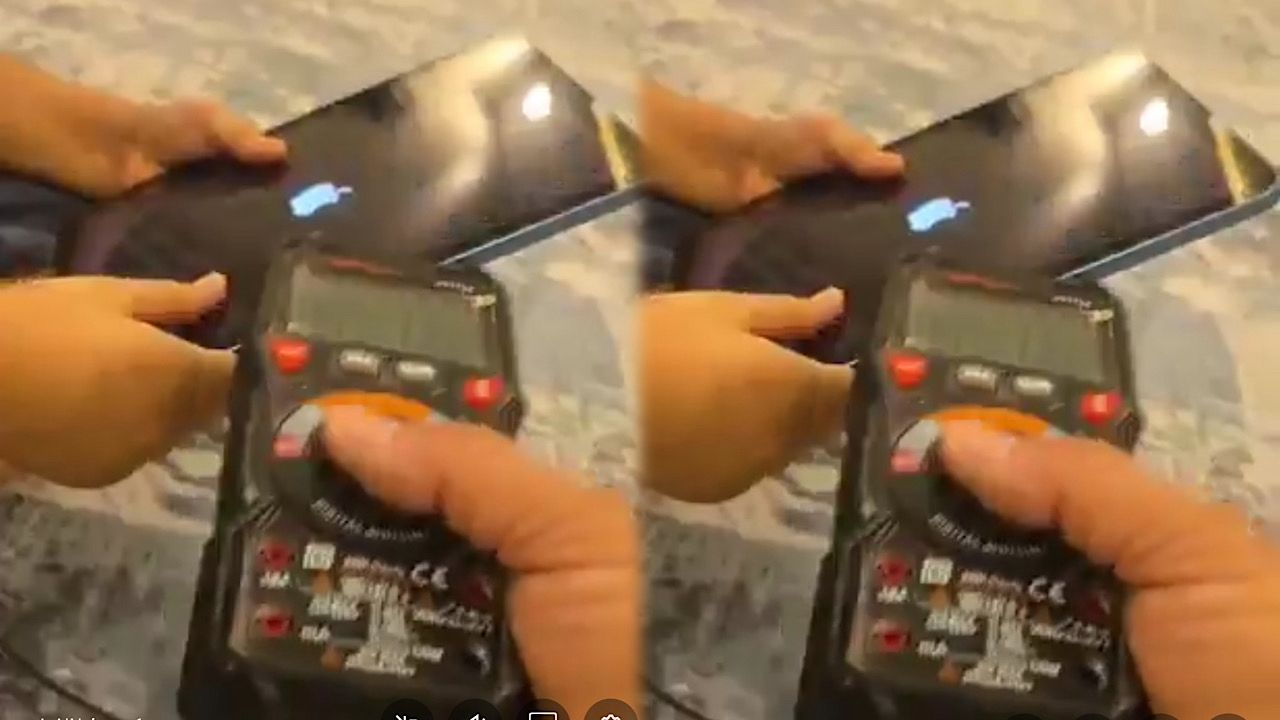 شاب يستكشف بالتجربة أضرار استخدام الجوال أثناء الشحن ..فيديو