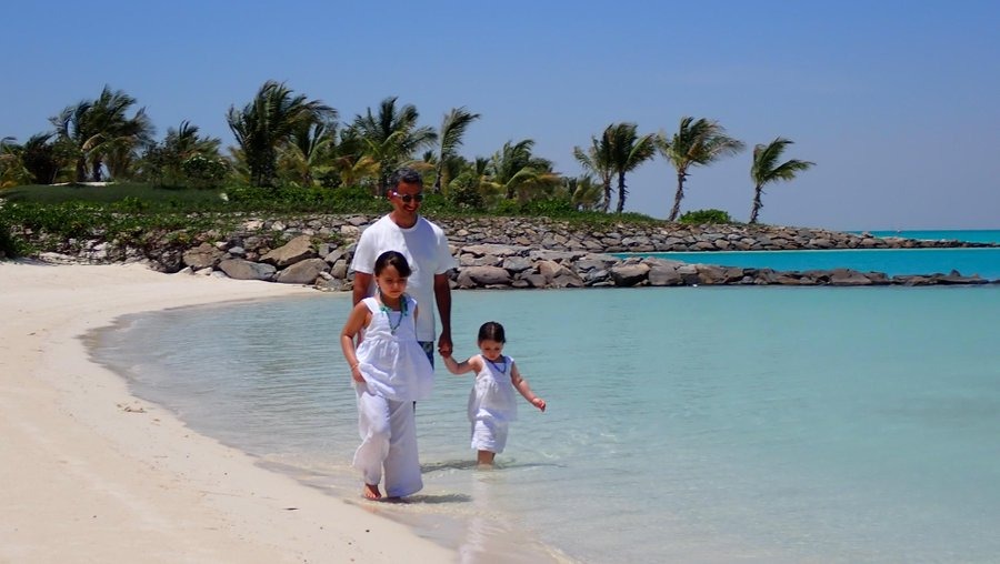 وزير السياحة يستمتع بعطلة عائلية في منتجعات البحر الأحمر.. صور