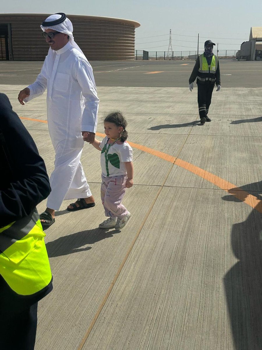 وزير السياحة يستمتع بعطلة عائلية في منتجعات البحر الأحمر.. صور