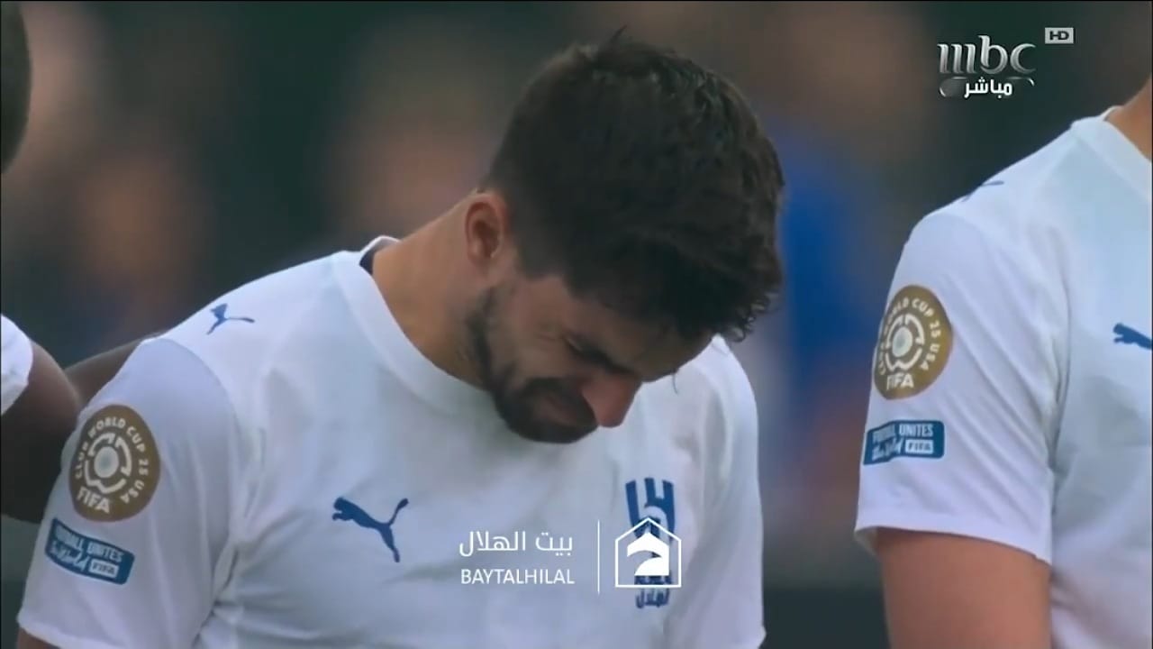 نيفيز ينهار باكيا على صديقه الراحل جوتا .. فيديو