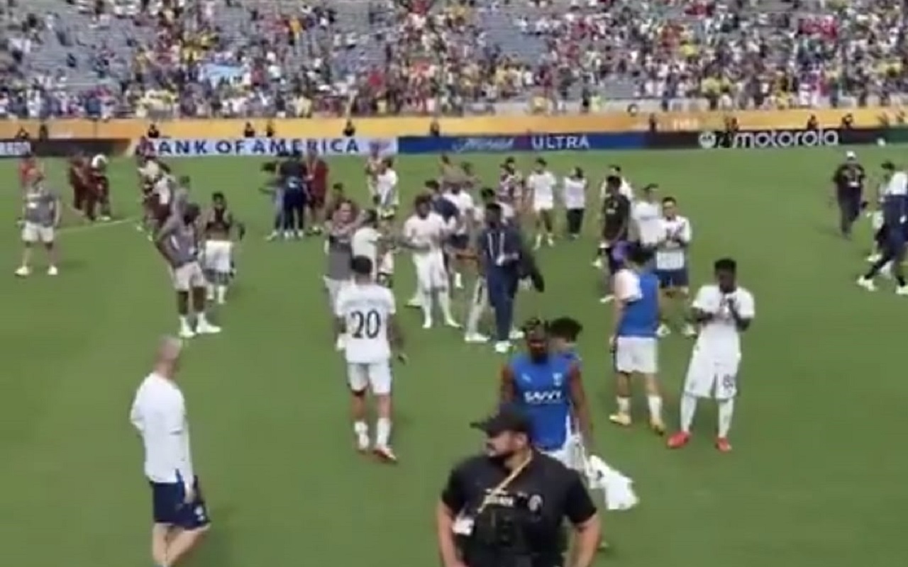 جماهير الهلال تحيي اللاعبين بعد المشاركة المشرفة .. فيديو