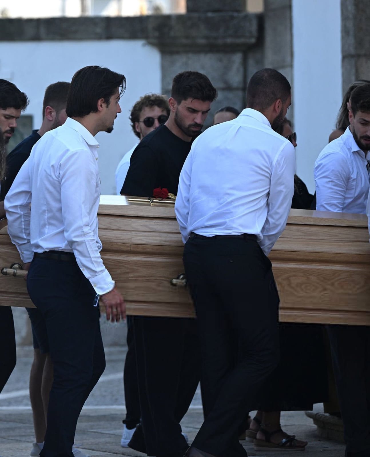 نيفيز وكانسيلو يرافقان جثمان جوتا إلى مثواه الأخير