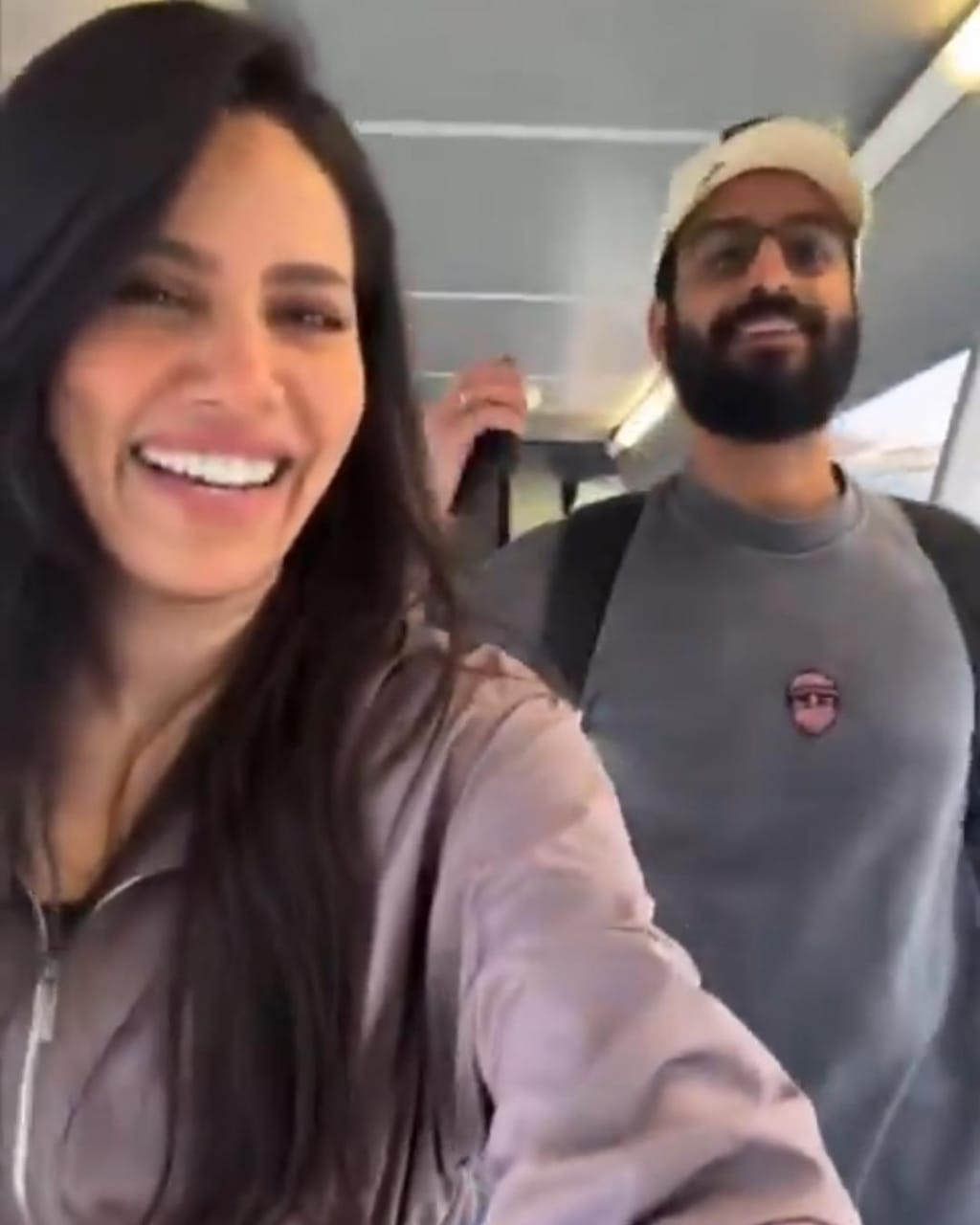 إلهام علي وزوجها يخطفان الأنظار بعفويتهما في أحدث ظهور.. فيديو