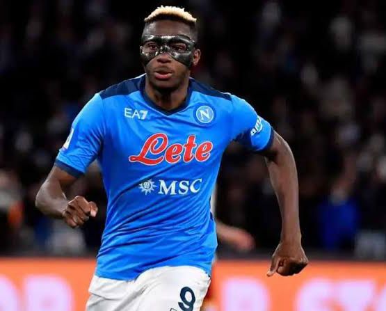 أوسيمين يبلغ نابولي برغبته بالانتقال إلى غلطة سراي