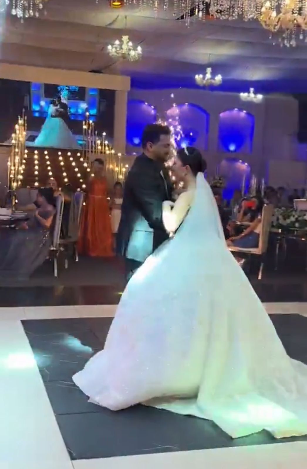 أم تغضب من ابنها في حفل زفافه بعد حمله للعروس .. فيديو
