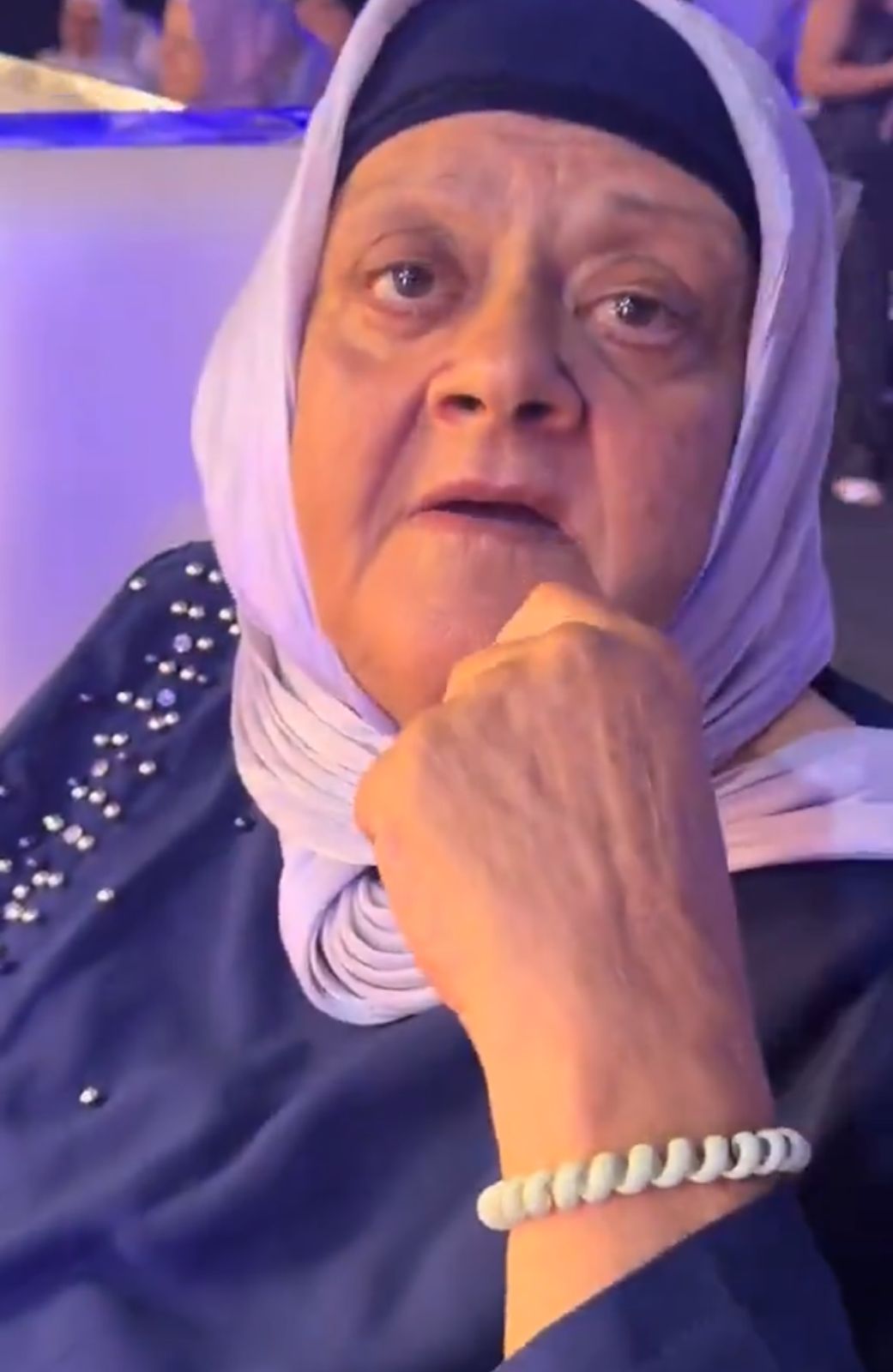 أم تغضب من ابنها في حفل زفافه بعد حمله للعروس .. فيديو