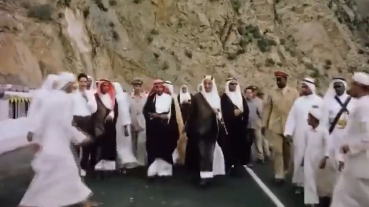 الملك فيصل يتفقد طريق الهدا بنفسه قبل افتتاحه رسميًا عام 1965 ..فيديو