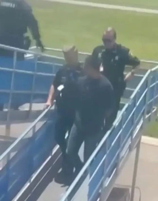 ذعر على متن طائرة أمريكية بعد صراخ راكب مدعيا حيازته قنبلة