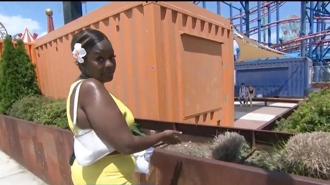 فتاة تكشف عن تعرضها لاعتداء جنسي على الملأ بينما كان المارة يضحكون  ويصورونها بهواتفهم! ..اخبار محلية