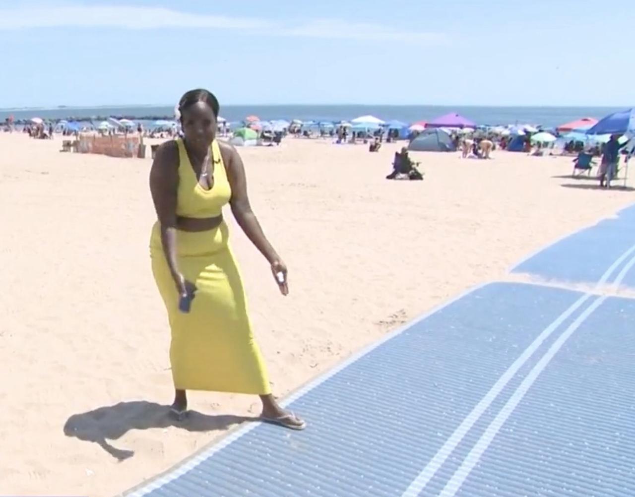 فتاة تكشف عن تعرضها لاعتداء جنسي على الملأ بينما كان المارة يضحكون ويصورونها بهواتفهم!