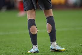 ثقوب الجوارب تكتيك لاعبي كرة القدم للراحة والأداء