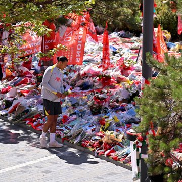 محمد صلاح يظهر لأول مرة مع عائلة جوتا في أنفيلد .. صور