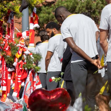 محمد صلاح يظهر لأول مرة مع عائلة جوتا في أنفيلد .. صور