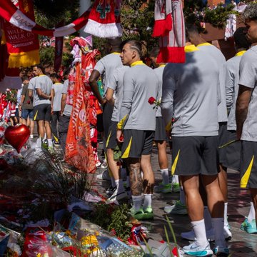 محمد صلاح يظهر لأول مرة مع عائلة جوتا في أنفيلد .. صور